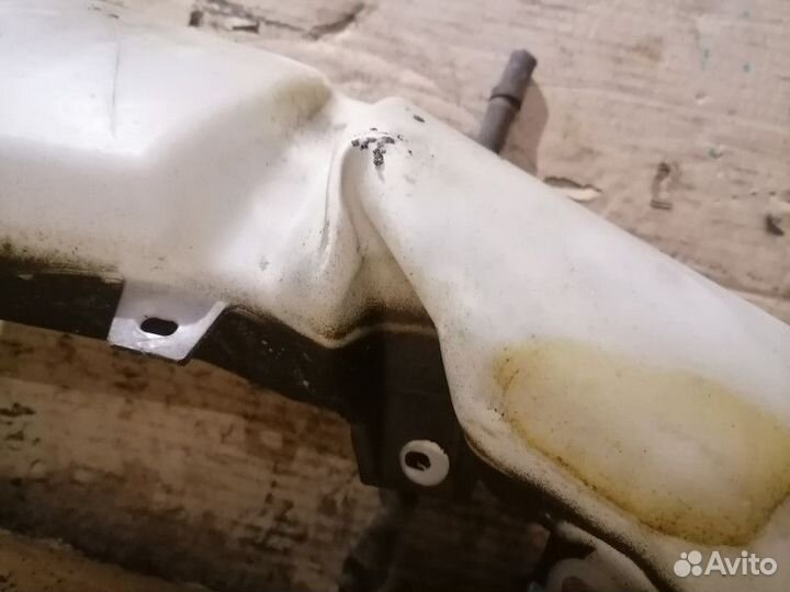 Бачок омывателя Mitsubishi Pajero