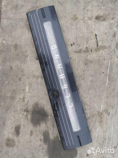 Накладка двери багажника Nissan Elgrand