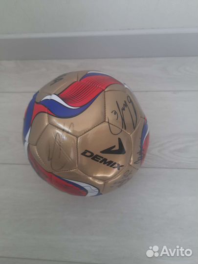 Футбольный мяч с росписями