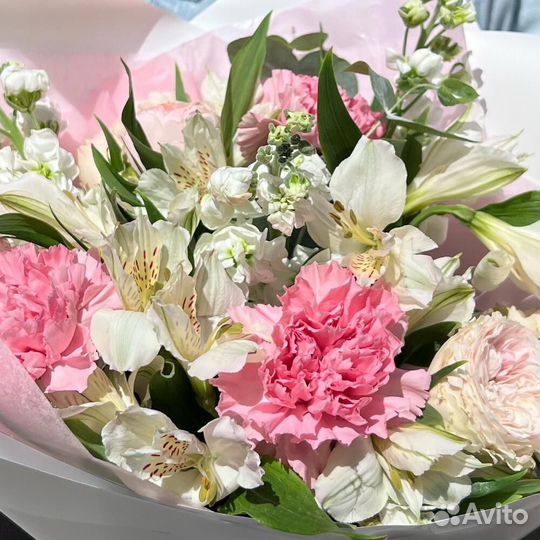 Нежный букет из альстромерии и кустовой розы