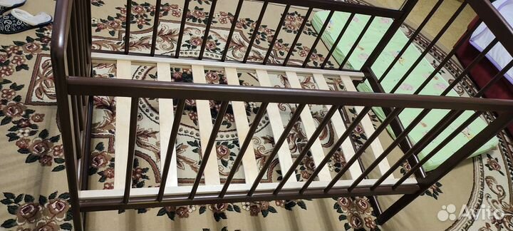 Детская кроватка с поперечным маятником