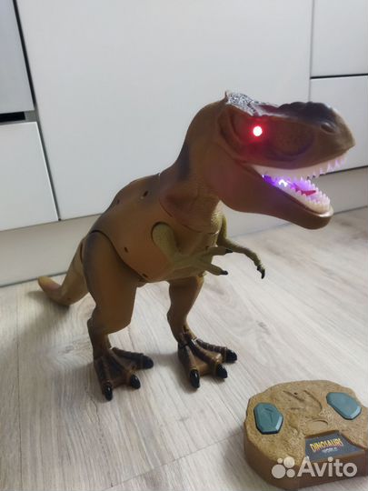 Динозавр на пульте игрушка