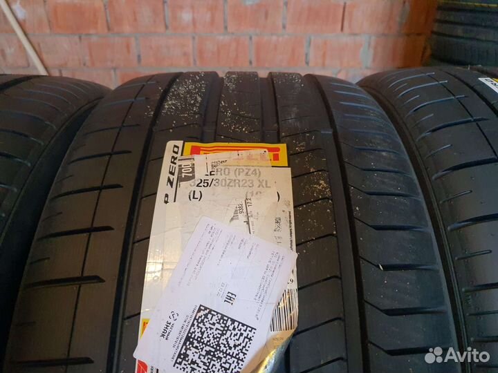 Pirelli P Zero PZ4 325/30 R23 и 285/35 R23