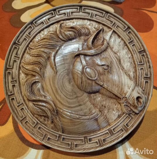 Резное панно из дерева