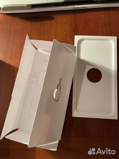 Коробка от iPhone SE 1-ого поколения