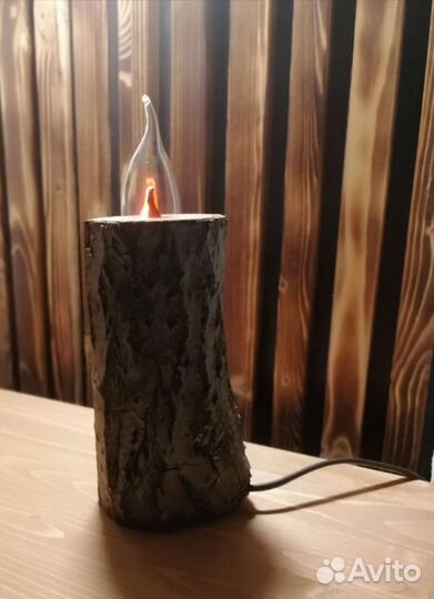 Декоративный настольный светильник из спила дерева