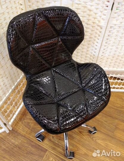 Стул мастера маникюра, педикюра, косметолога