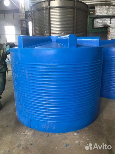 Емкость под воду хознужды из пластика