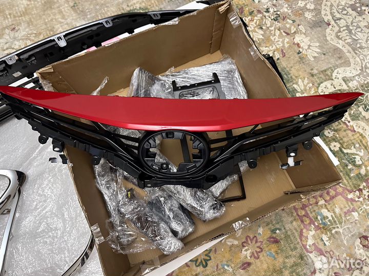 Решетка с красной накладкой Toyota Camry 75