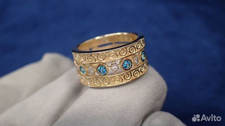Золотое кольцо с топазами и бриллиантами