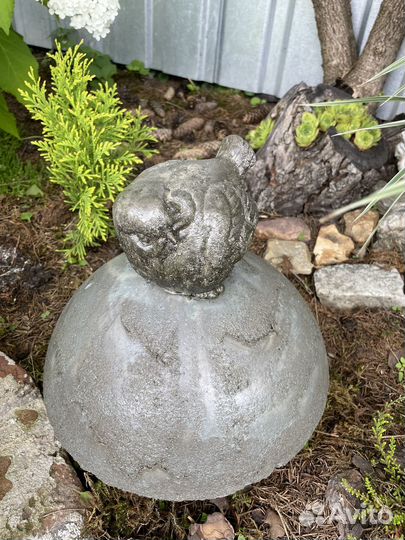 Большая Птичка на полусфере из бетона.Декор сада