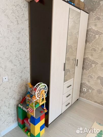 Шкаф распашной трехстворчатый