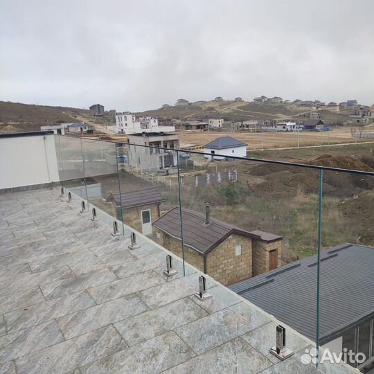 Стеклянные перила для дачи