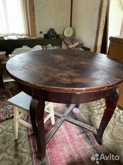 Круглый стол из деревянного массива