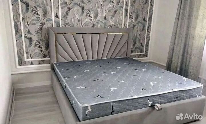 Двуспальная кроватьс мягким изголовьем