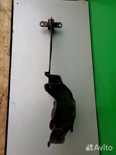 Кулак задний левый Форд Фокус 2 (1355136)