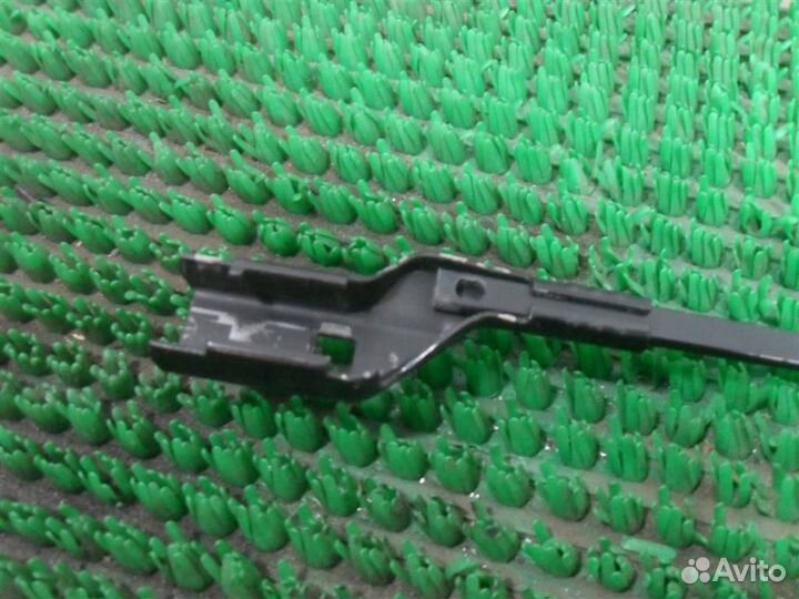 Поводок стеклоочистителя правый Citroen Berlingo