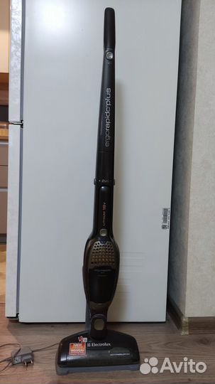 Продам вертикальный пылесос