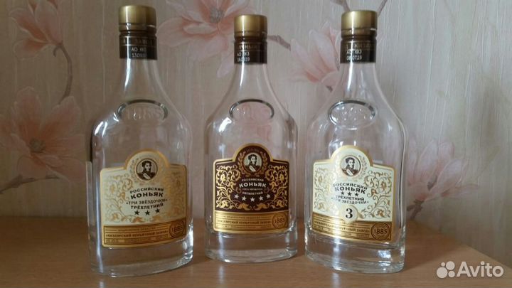 Пустые стеклоизделия из под коньячных напитков