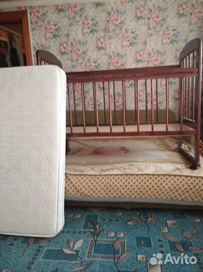 Детская кроватка с матрасом