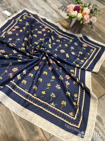 Платок шерстяной тонкий Valentino синий с цветами