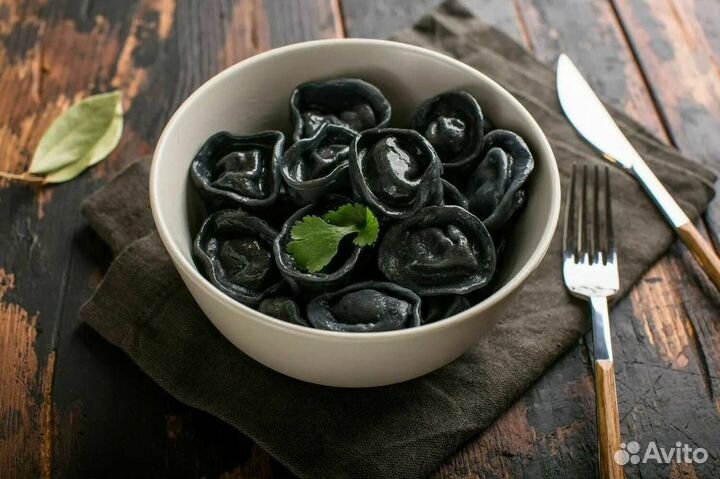 Черные пельмени с мясом краба