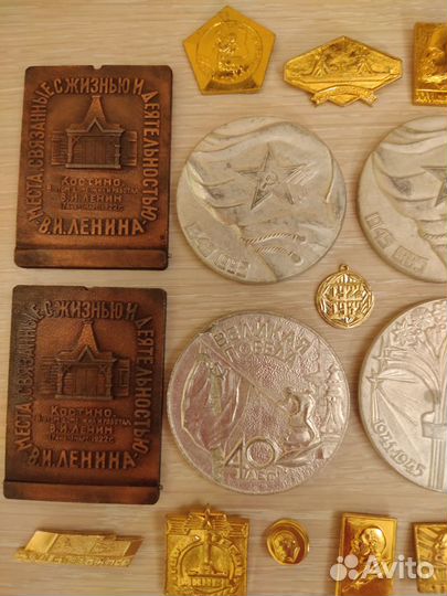 Настольные медали, значки