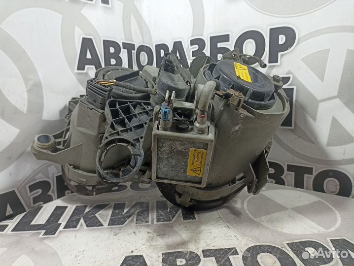 Фара Mercedes W208