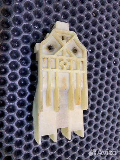 Крепление фары Nissan Patrol