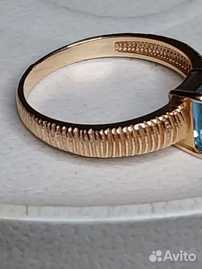 Кольцо золото с топазом 18 раз.новое