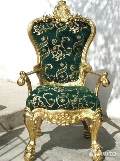 Декоративный камин, столик и два кресла