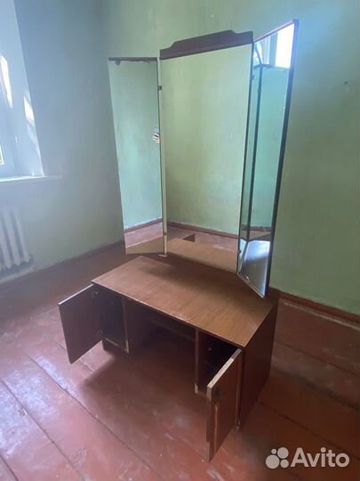 Трюмо с зеркалом