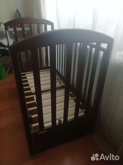 Детская кроватка с маятником