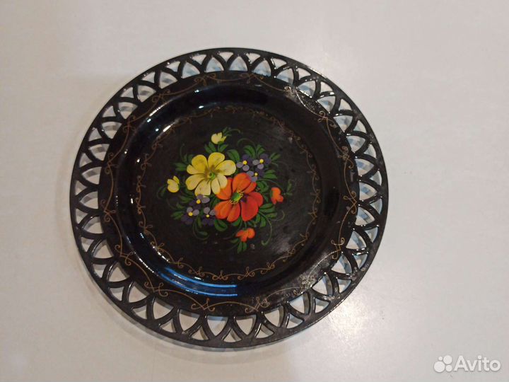 Металлическая тарелка декоративная