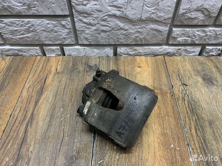 Skoda Octavia A7 Суппорт тормозной передний левый