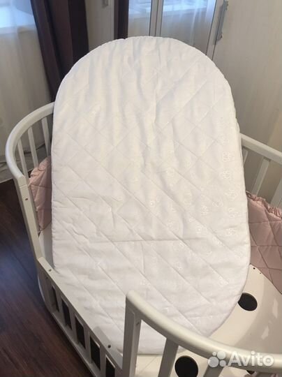 Детская кроватка с маятником и матрасом