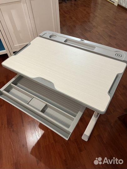 Детский письменный стол и стул