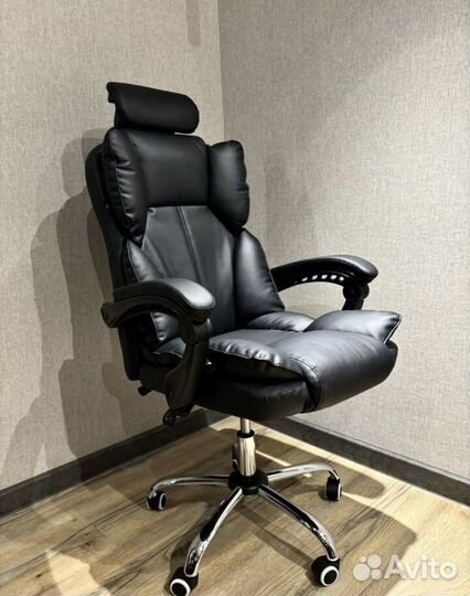 Офисное кресло руководителя с подголовником