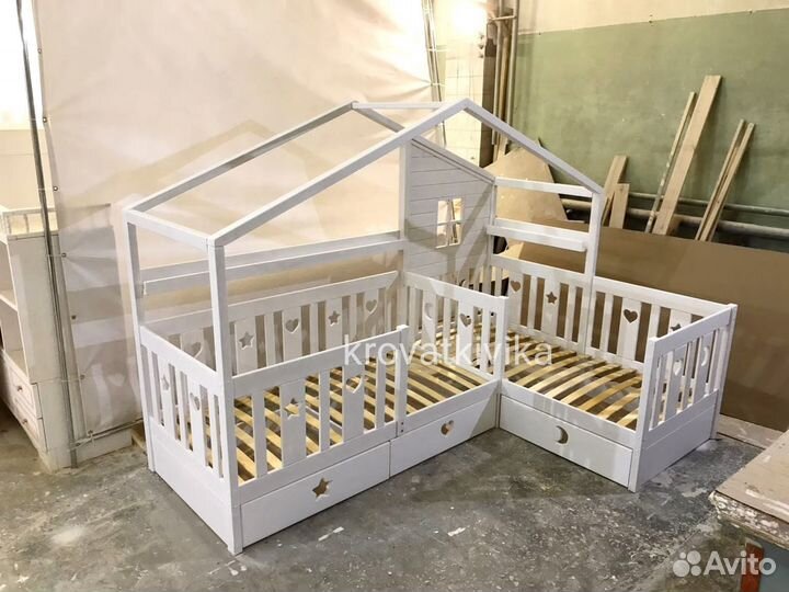 Одноярусная детская угловая кровать домик