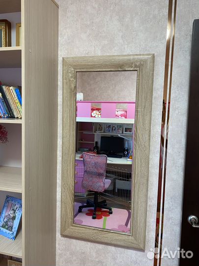 Зеркало настенное в деревянной раме