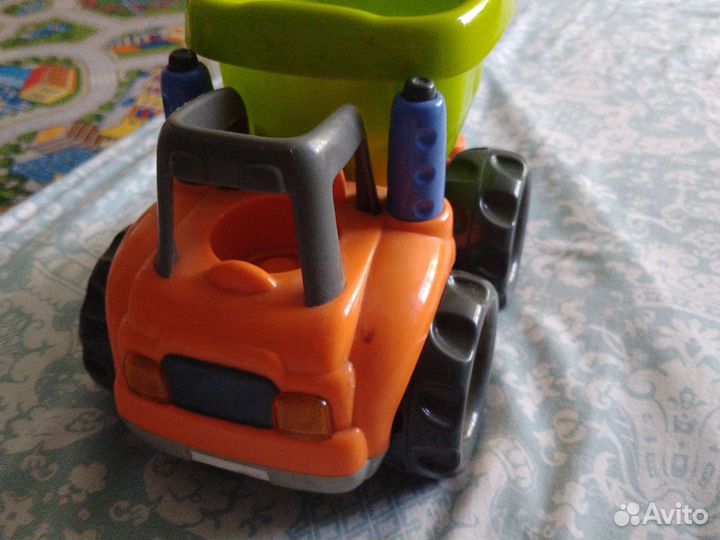 Игрушечный грузовик