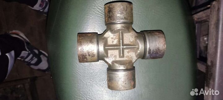 Крестовина на ивека tracker