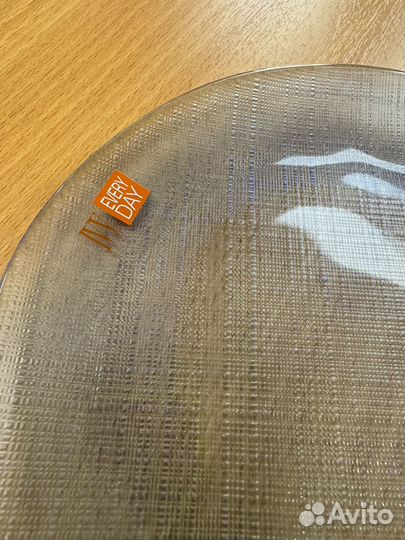 Тарелка из стекла голубая