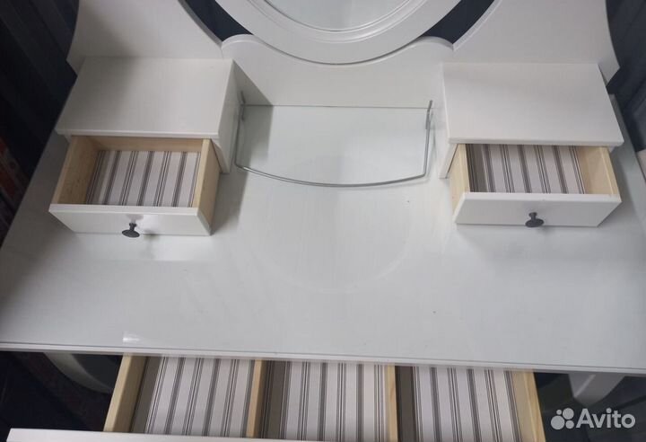 Туалетный столик с зеркалом и ящиками IKEA