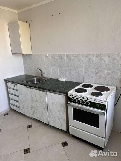 Плита электрическая и тумбы кухонные