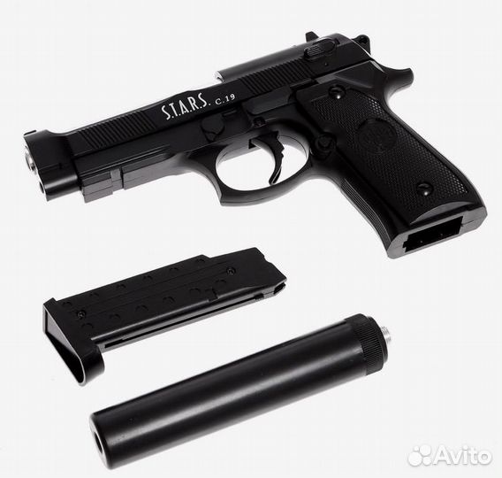 Игрушечный пистолет стреляет пульками