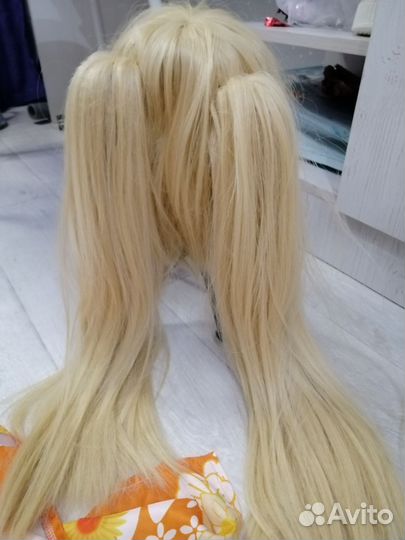 Парик блонд с челкой