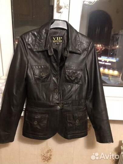 Кожаная куртка коричневого цвета