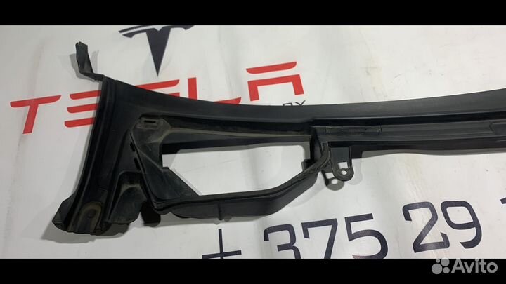 Подкапотная накладка стеклоочистителей Tesla