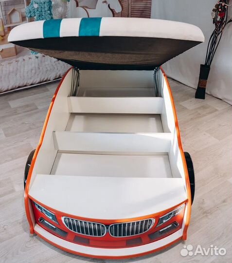 Детская кровать машина